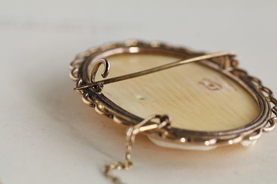 アイボリーカメオブローチ　小椅子の聖母　フランス アンティークストリュフ