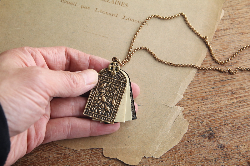 花のレリーフのカルネドバル　ヨーロッパ アンティークストリュフ