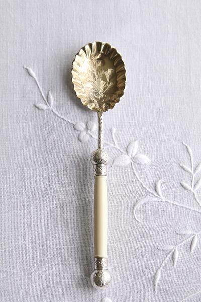 アイボリーハンドルのサービングスプーン　ヴィクトリアン　イギリス　アンティークストリュフ