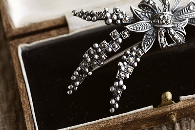 マーカサイトシルバーフラワーブローチ　ヨーロッパ　アンティークストリュフ