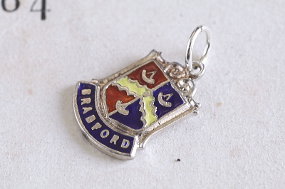 紋章のエナメルシルバーチャーム　イギリス　アンティークストリュフ