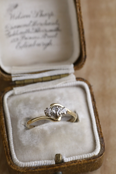 スリーダイヤモンドクロスオーバーリング　イギリス　エンゲージ　アンティークストリュフ 2026020313