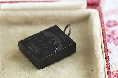 WHITBY JET　ブックペンダントチャーム　ジェット　イギリス　アンティークストリュフ
