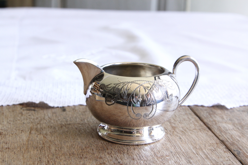 アンティークシルバーティーポット　ハンドエングレービング　イギリス 