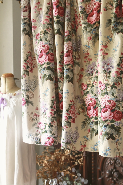 薔薇のヴィンテージカーテン　イギリス　アンティークストリュフ 20250506