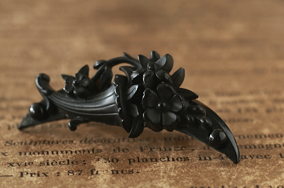 ヴィクトリアンヴォルカナイトブローチ　三日月　フラワーベース　イギリス　アンティークストリュフ