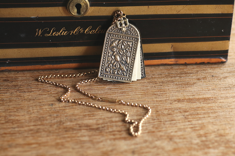 花のレリーフのカルネドバル　ヨーロッパ アンティークストリュフ