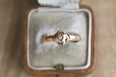 オールドヨーロピアンカット　シングルストーンゴールドリング　エンゲージ　イギリス　アンティークストリュフ