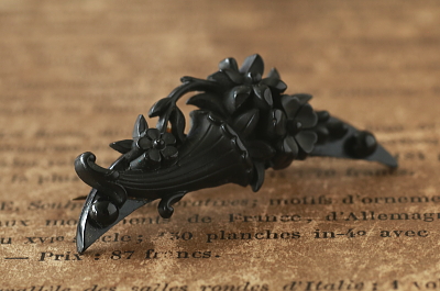 ヴィクトリアンヴォルカナイトブローチ　三日月　フラワーベース　イギリス　アンティークストリュフ