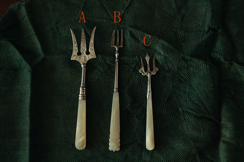 マザーオブパールハンドルのシルバーホーク　ブレッドフォーク　ミニフォーク　イギリス　アンティークストリュフ