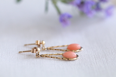 オーバルピンクコーラル　ゴールドピアス　イギリス　アンティークストリュフ