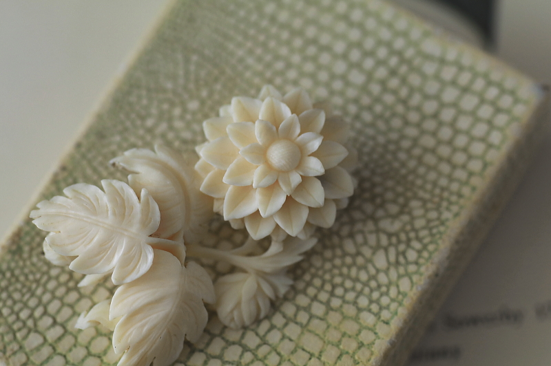 ダリアのアイボリーブローチ　象牙　ヨーロッパ　アンティークストリュフ
