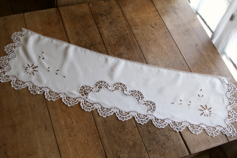 カットワークとボビンレースのリネン飾り　イギリス　アンティークストリュフ