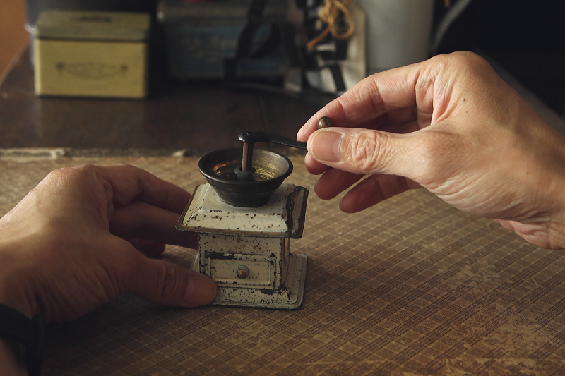 ブリキの箱型スパイスミル　フランス　アンティークストリュフ