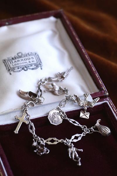 9シルバーチャームブレスレット　イギリス　アンティークストリュフ