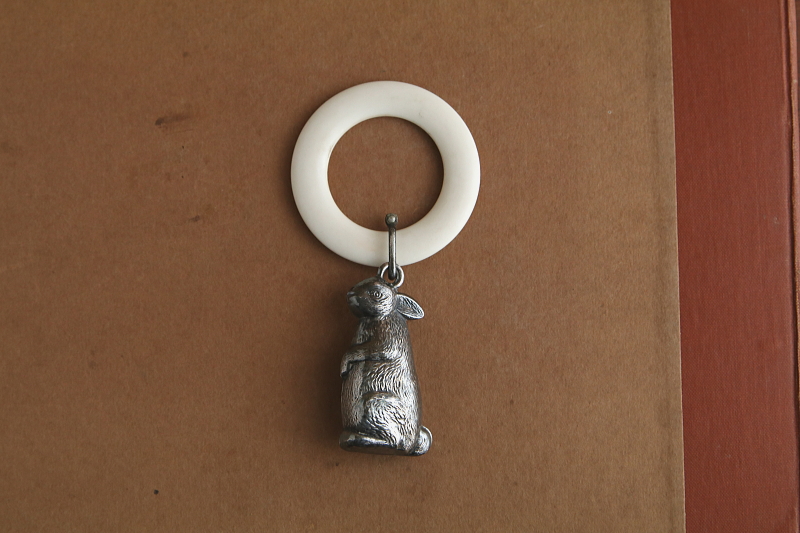 ウサギのベビーラトル　イギリス アンティークストリュフ