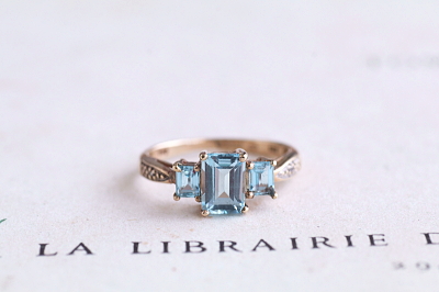 ステップカット　3ブルートパーズリング　イギリス　アンティークストリュフ　 20251218