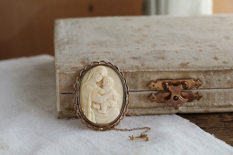 アイボリーカメオブローチ　小椅子の聖母　フランス アンティークストリュフ