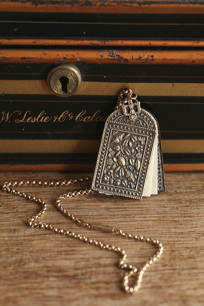 花のレリーフのカルネドバル　ヨーロッパ アンティークストリュフ 20260116