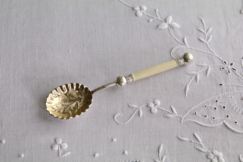 アイボリーハンドルのサービングスプーン　ヴィクトリアン　イギリス　アンティークストリュフ