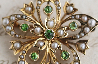 デマントイドガーネット　パール　フラワーペンダントブローチ　イギリス　アンティークストリュフ 202602027