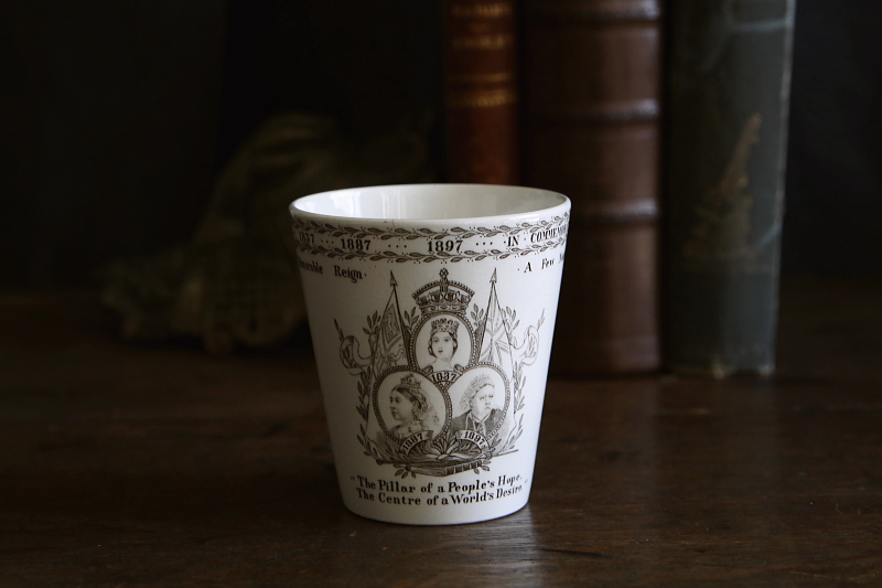 ヴィクトリア女王　ダイヤモンド・ジュビリービーカー　minton ミントン　イギリス　アンティークストリュフ