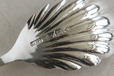 ヴィクトリアン　シェル型サービングスプーン　イギリス　アンティークストリュフ