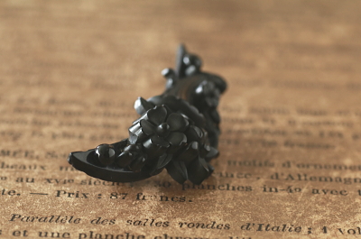 ヴィクトリアンヴォルカナイトブローチ　三日月　フラワーベース　イギリス　アンティークストリュフ