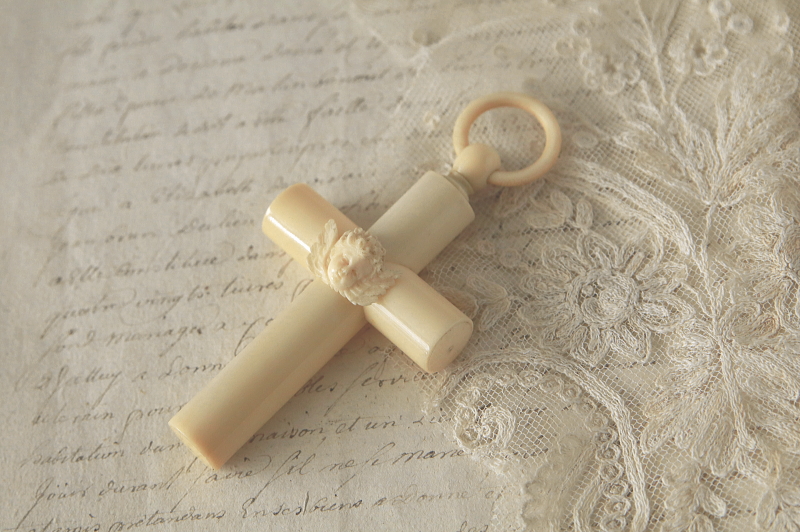 天使のゆりかごの十字架　象牙　アイボリー　フランス　アンティークス