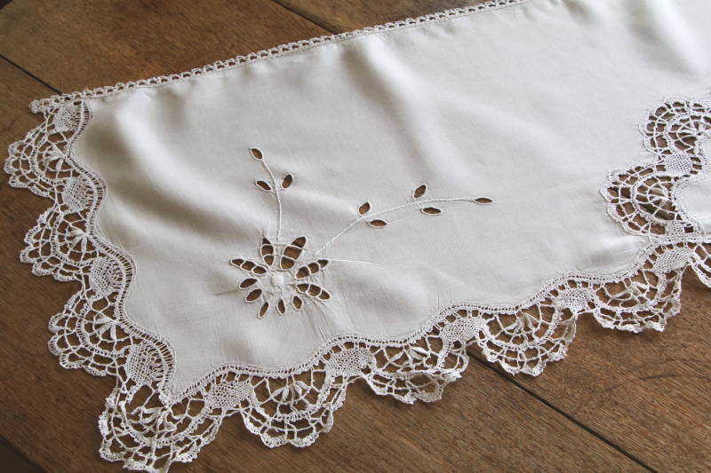 カットワークとボビンレースのリネン飾り　イギリス　アンティークストリュフ