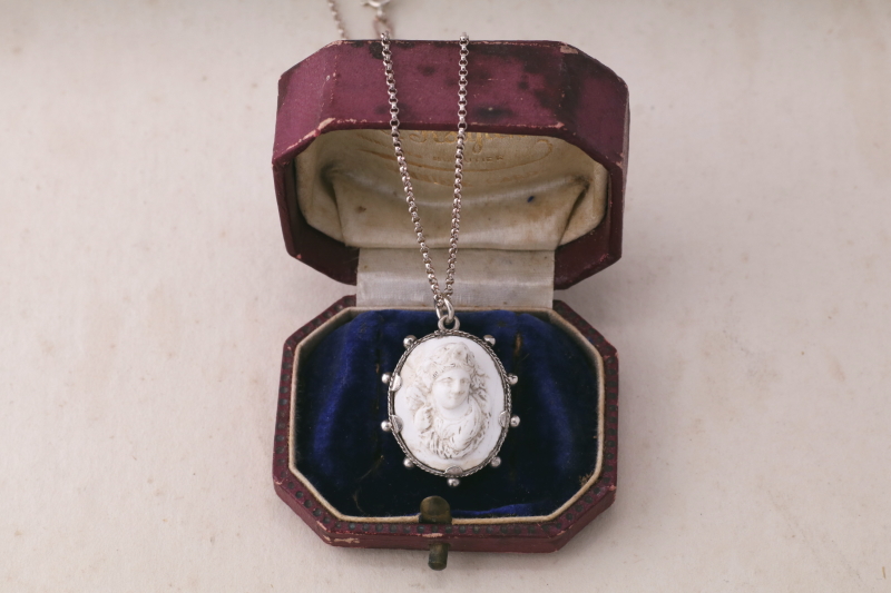 ラーヴァカメオ　シルバーフレームペンダント　イタリア　アンティークストリュフ