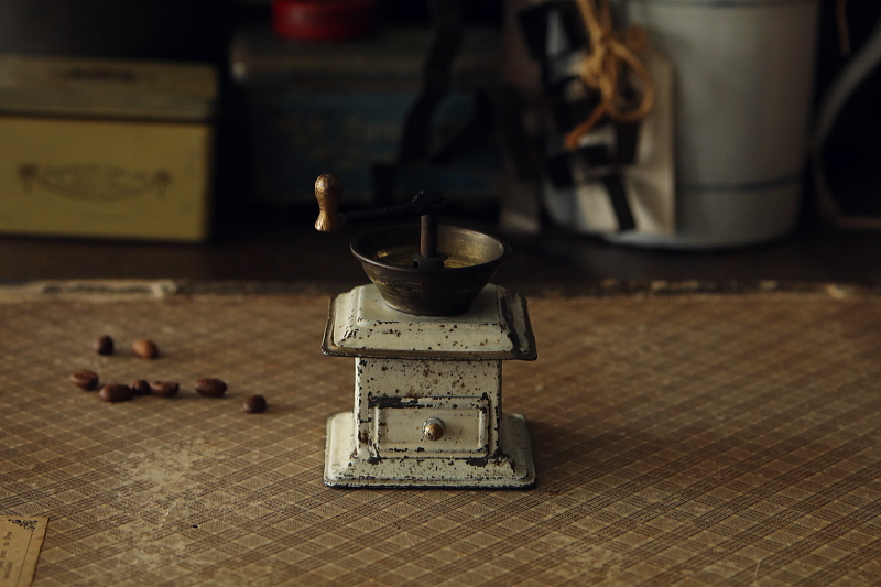 ブリキの箱型スパイスミル　フランス　アンティークストリュフ