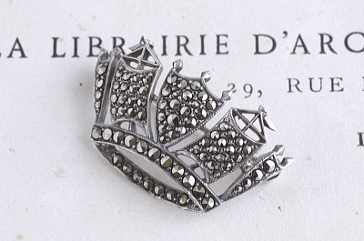 ネイバルクラウンのシルバーマーカサイトブローチ　イギリス　アンティークストリュフ