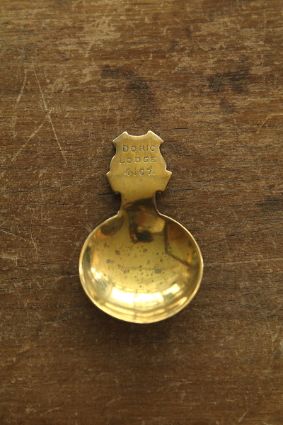 スーベニールブラスティーキャディースプーン　メイソンリー　イギリス　アンティークストリュフ