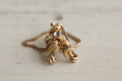 ホルンのカラーピンブローチ アンティークストリュフ 20251127