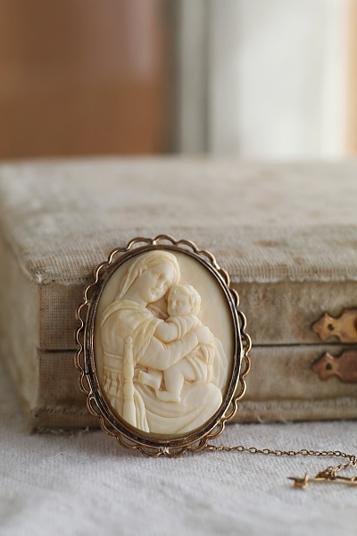 アイボリーカメオブローチ　小椅子の聖母　フランス アンティークストリュフ