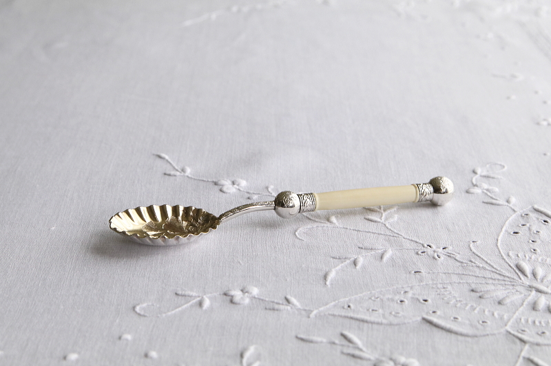 アイボリーハンドルのサービングスプーン　ヴィクトリアン　イギリス　アンティークストリュフ