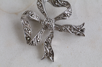 マーカサイト　リボンシルバーブローチ　フランス　アンティークストリュフ