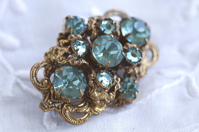 ブルーペーストブローチ　ブルージルコンガラス　チェコ　アンティークストリュフ