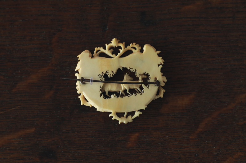 カーブドアイボリーブローチ　象牙　森の鹿　ドイツ　アンティークストリュフ