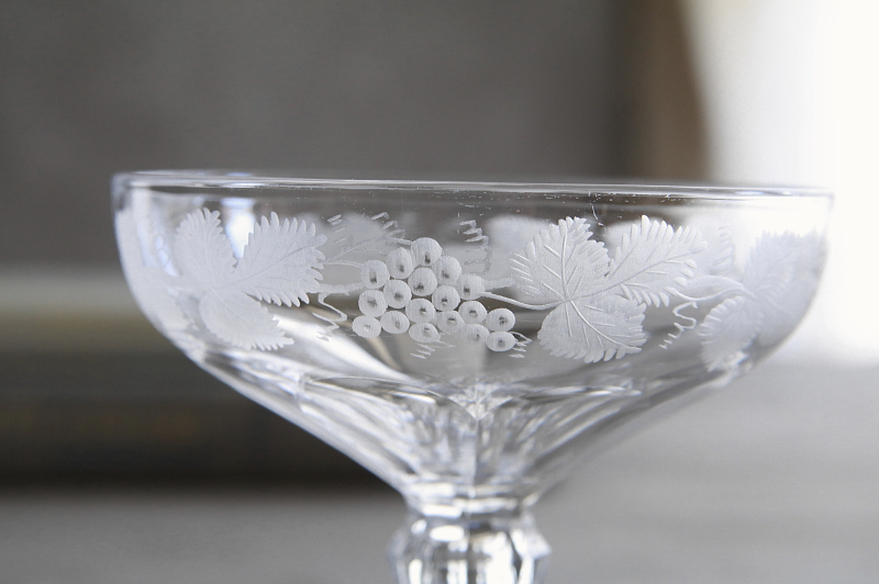 葡萄のエングレーヴィングシャンパンソーサー　イギリス　アンティークストリュフ