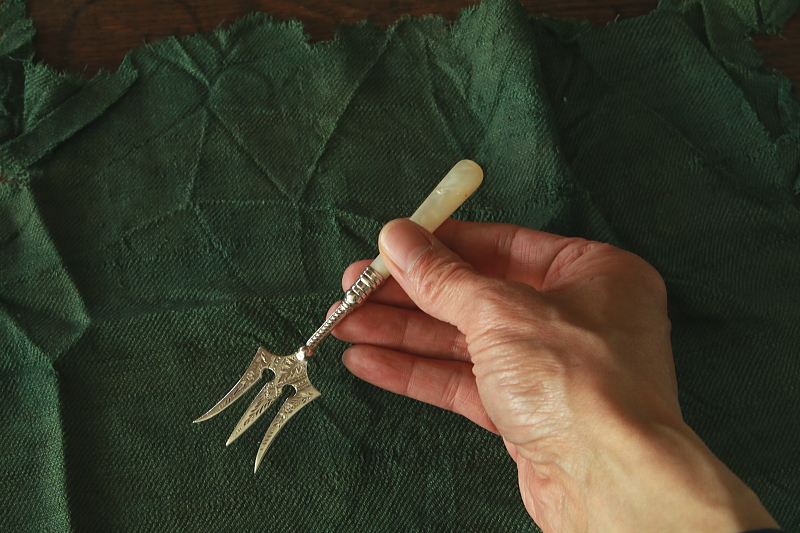 マザーオブパールハンドルのシルバーホーク　ブレッドフォーク　ミニフォーク　イギリス　アンティークストリュフ