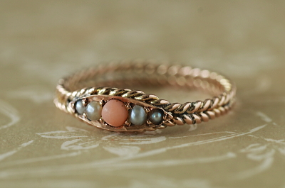 ピンクコーラル＆シードパール　ゴールドロープリング　イギリス　アンティークストリュフ