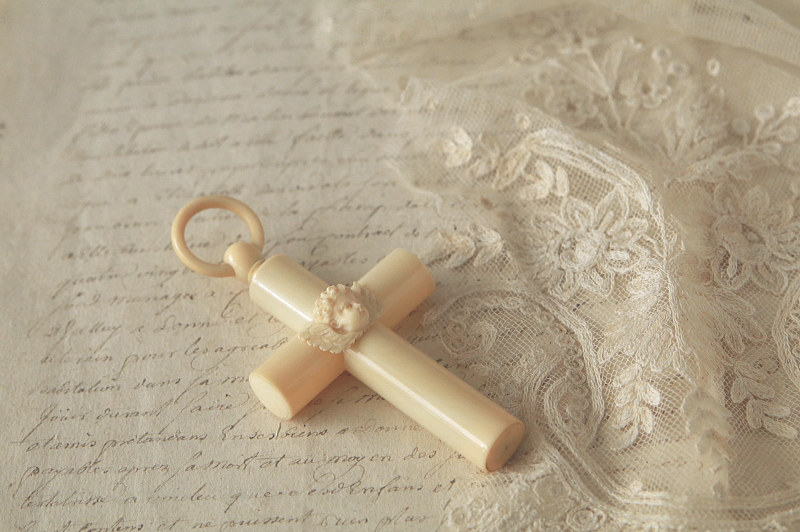 天使のゆりかごの十字架　象牙　アイボリー　フランス　アンティークス