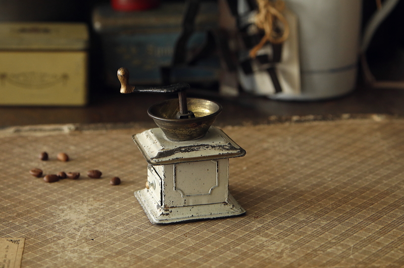 ブリキの箱型スパイスミル　フランス　アンティークストリュフ