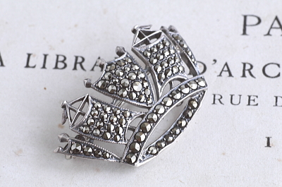 ネイバルクラウンのシルバーマーカサイトブローチ　イギリス　アンティークストリュフ