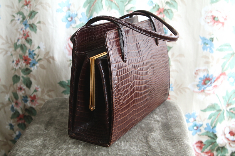 バーガンディレザーのハンドバッグ　イギリス　アンティークストリュフ