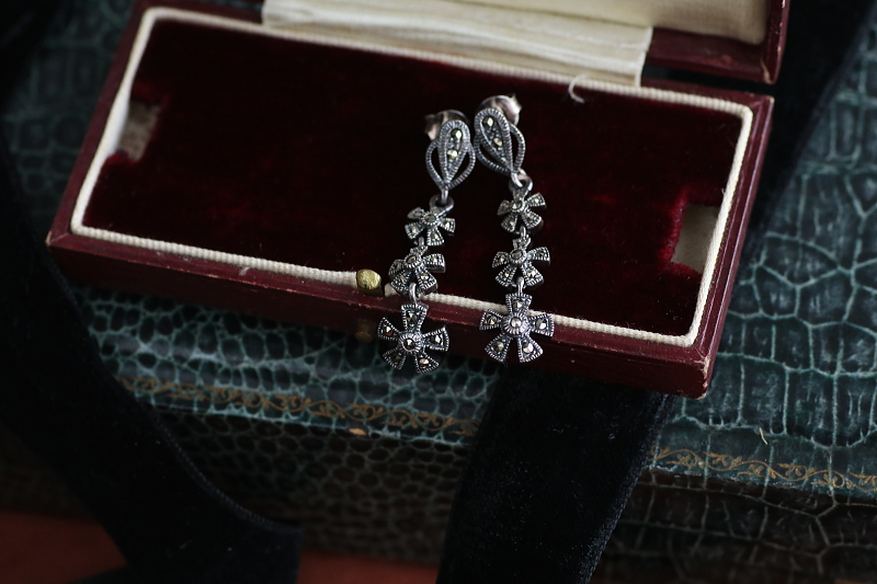 マーカサイトの花シルバーピアス　ヨーロッパ　アンティークストリュフ