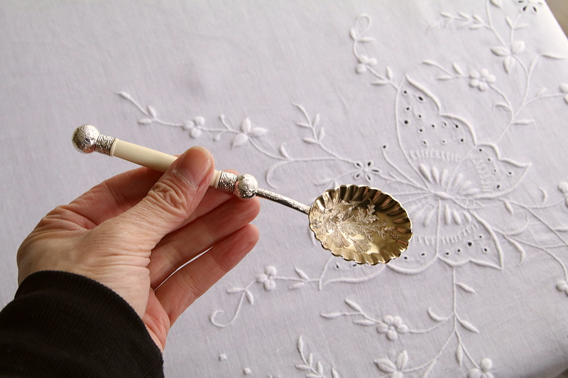 アイボリーハンドルのサービングスプーン　ヴィクトリアン　イギリス　アンティークストリュフ