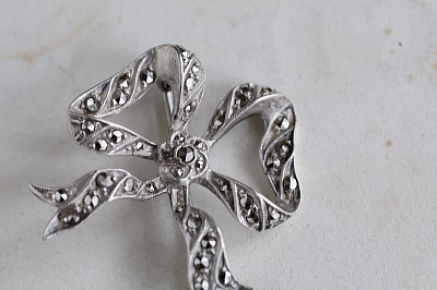 マーカサイト　リボンシルバーブローチ　フランス　アンティークストリュフ